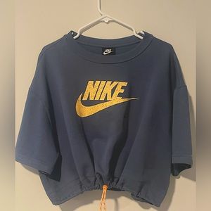 2X Nike Crop shirt/lightweight sweatshirt with drawstring to adjust fit.